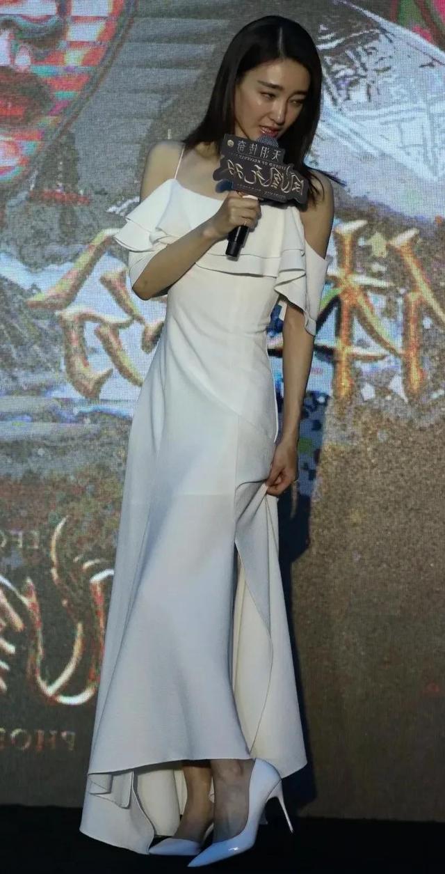 王麗坤最新發(fā)布會(huì)驚艷亮相，星光閃耀的瞬間