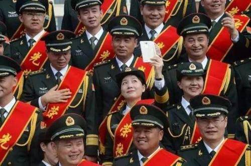 軍官轉(zhuǎn)業(yè)政策最新探索，小巷獨特風味與轉(zhuǎn)業(yè)安置新動向
