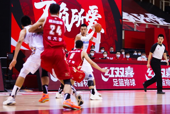 CBA籃球熱血戰(zhàn)場(chǎng)對(duì)決激烈，激情四溢！