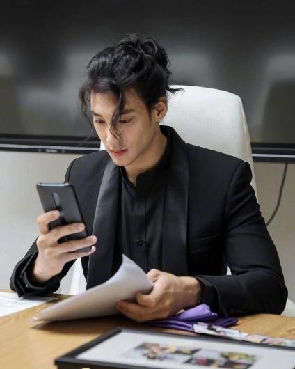 張演員男的舞臺(tái)與熒屏之旅，學(xué)習(xí)成長(zhǎng)與自信光芒的展現(xiàn)