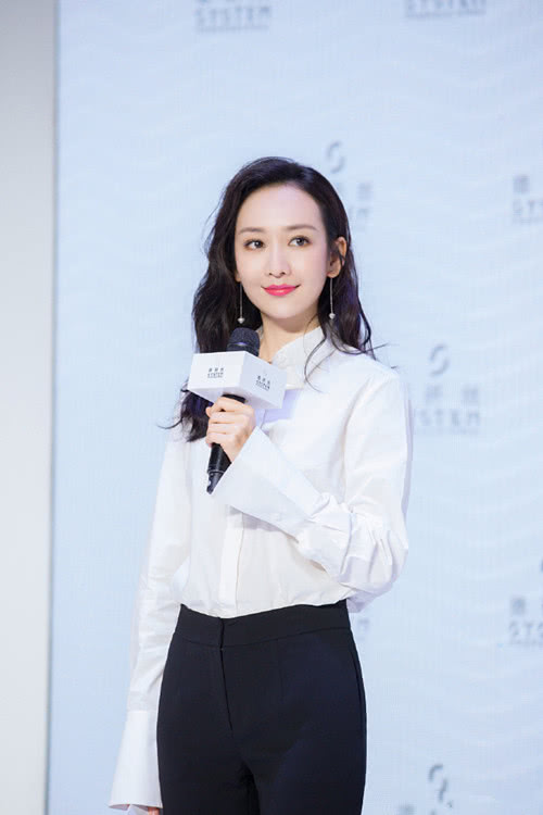 王鷗明星大偵探造型，自然美景中的心靈探索之旅