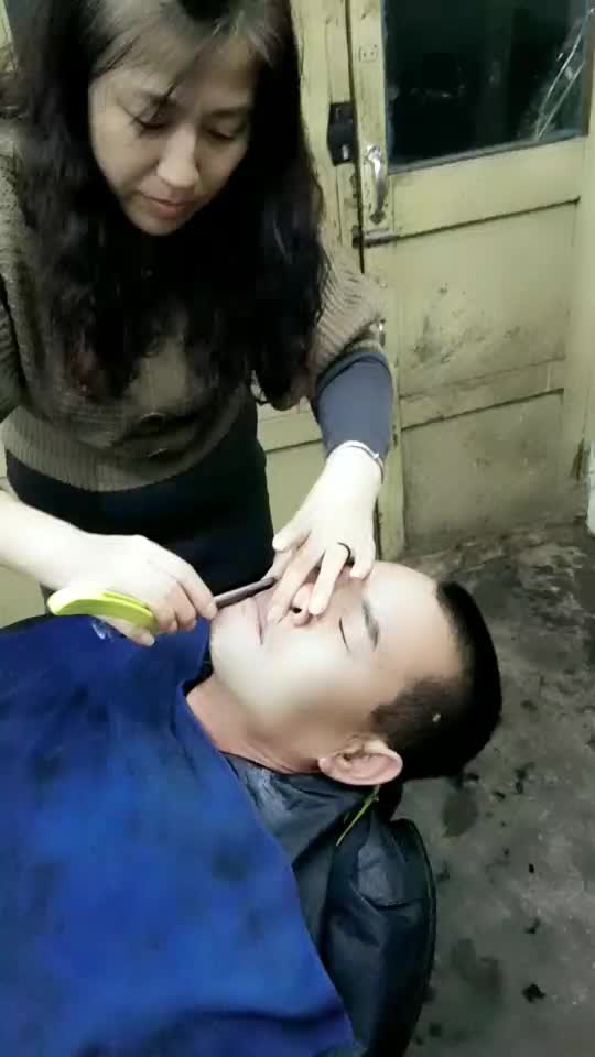 女人刮臉最新視頻，時尚美容新趨勢揭秘