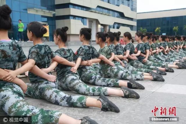 獨家揭秘，探索小巷深處的軍訓(xùn)新風(fēng)尚——2025軍訓(xùn)最新視頻亮相！