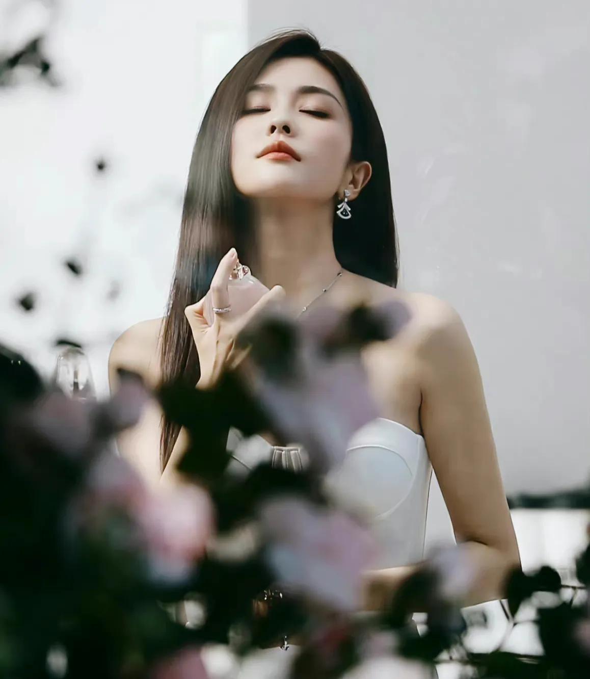 劉雯最新壁紙，時尚魅力的完美展現(xiàn)